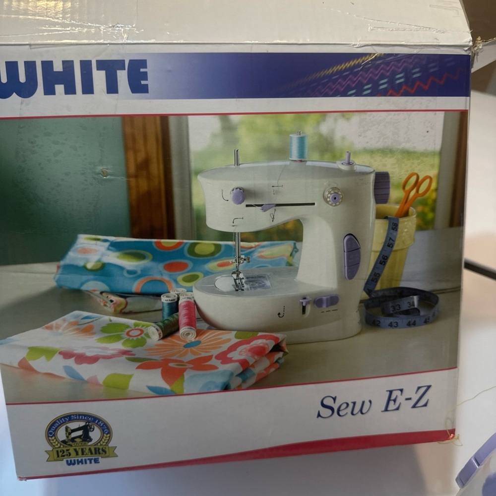 WHITE Sew E-Z Sewing Machine